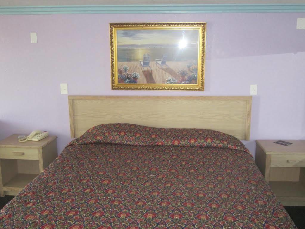 Starlight Valley Boulevard Motel