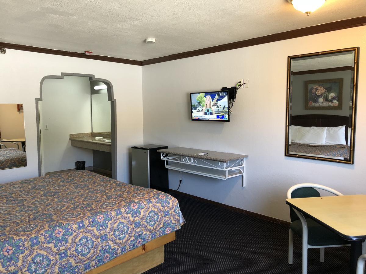 Starlight Valley Boulevard Motel