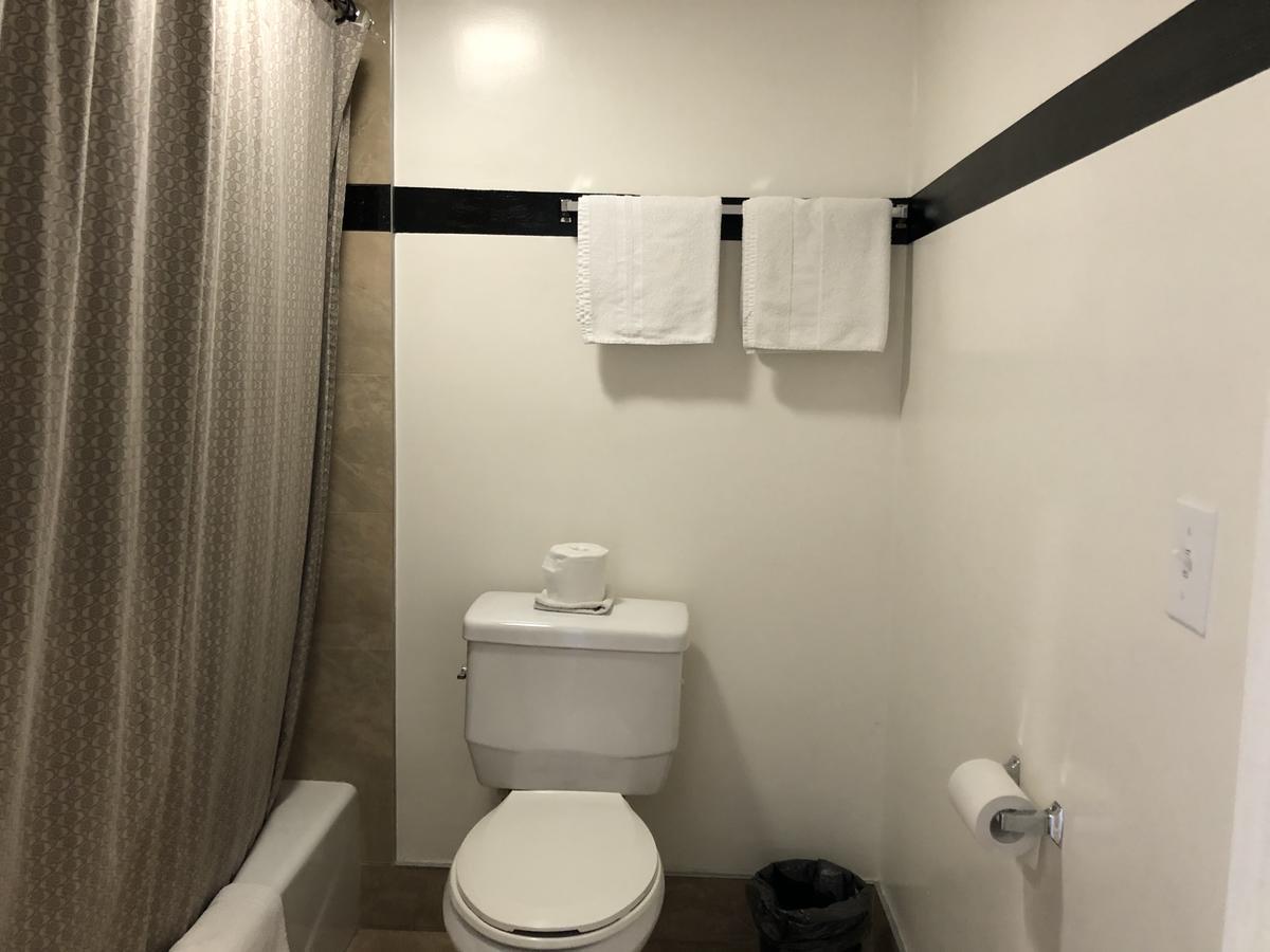 Starlight Valley Boulevard Motel 2*